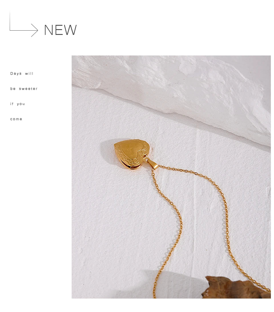 Heart necklace in gold-plated stainless steel.