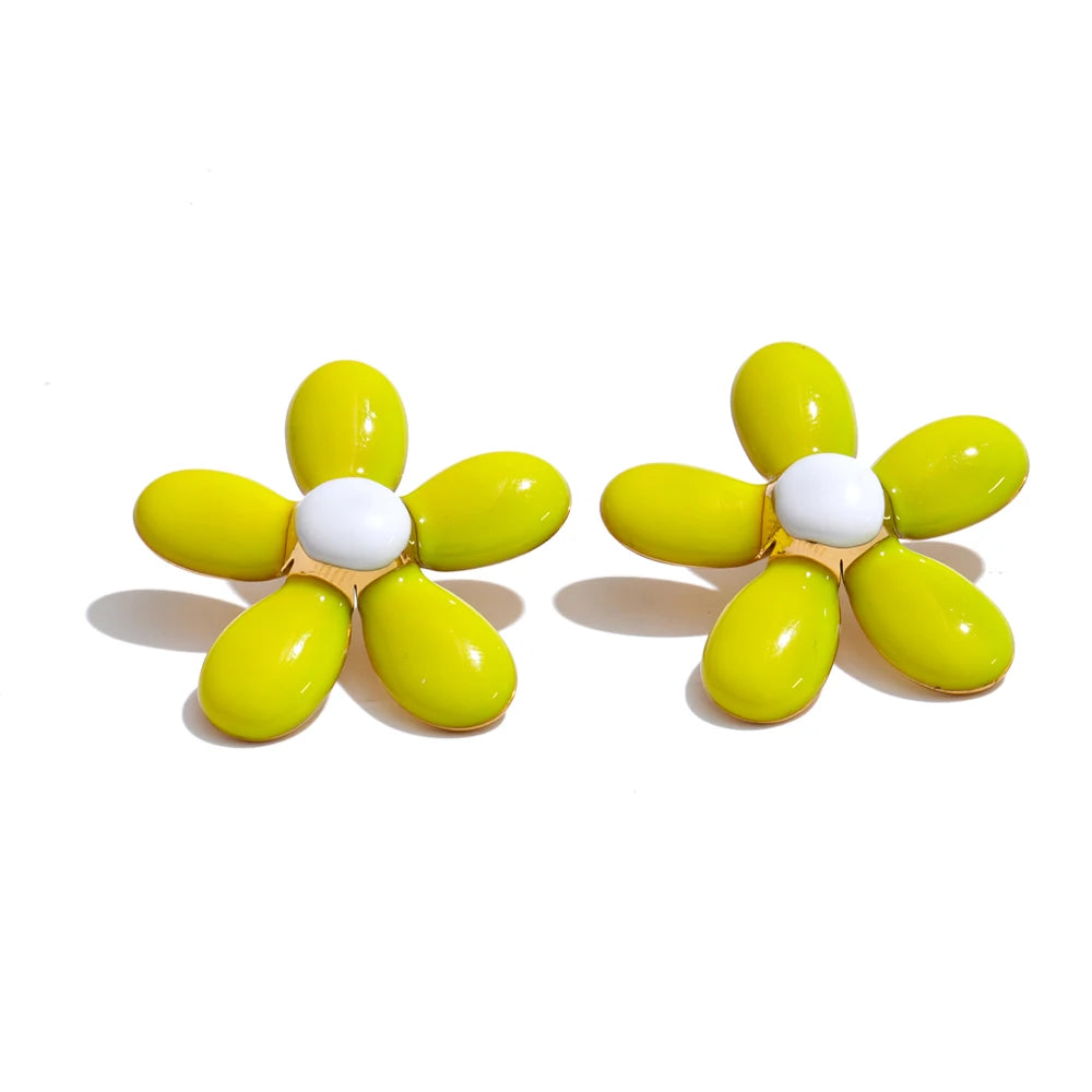Green enamel flower earrings in gold-plated stainless steel with enamel.