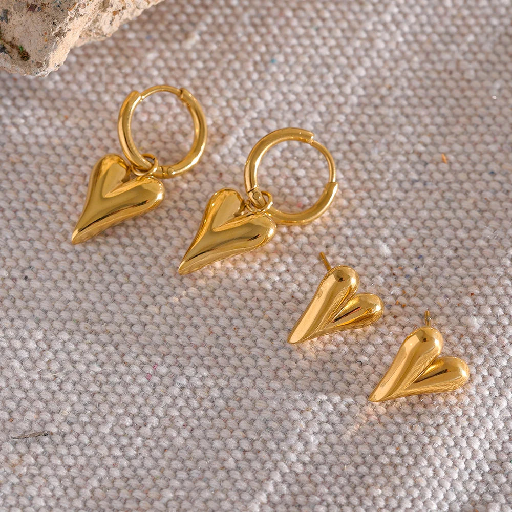 Heart earrings in gold-plated stainless steel.