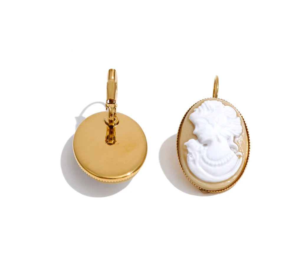 Resin geometric earrings in gold-plated stainless steel with resin.