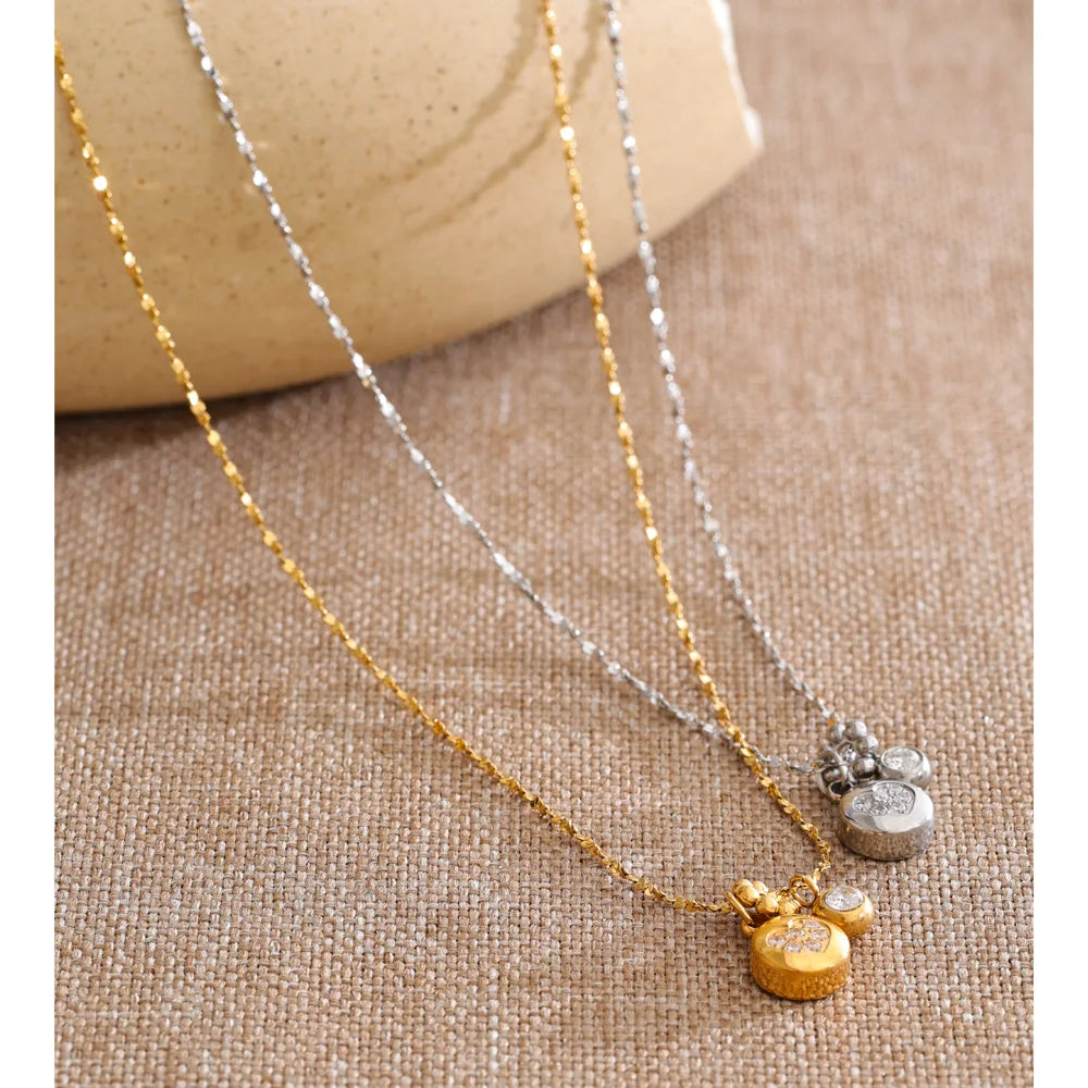 Cubic zirconia heart geometric necklace in gold-plated stainless steel with cubic zirconia.