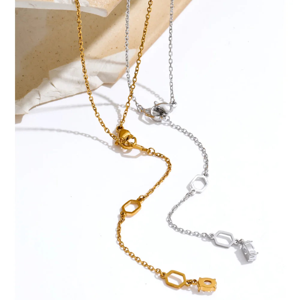 Cubic zirconia geometric necklace in gold-plated stainless steel with cubic zirconia.
