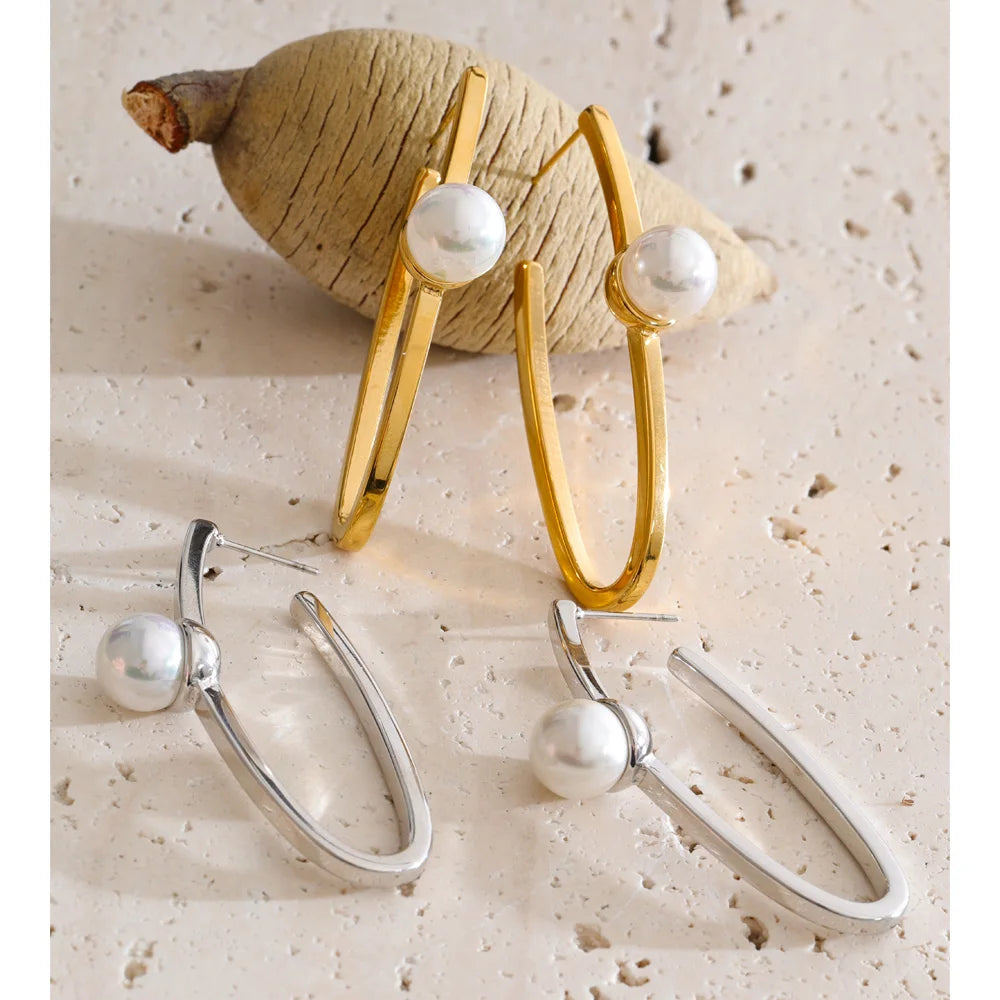 Pearl geometric earrings in gold-plated stainless steel with pearl.
