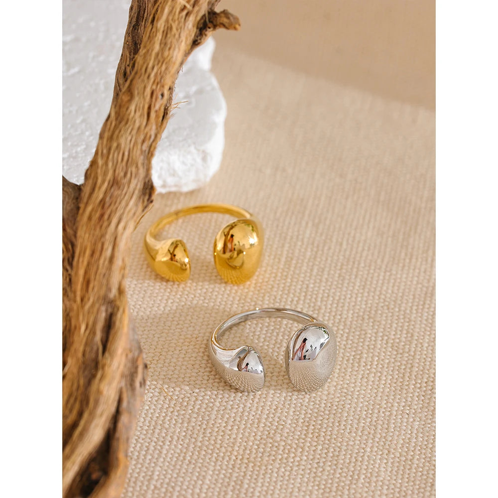Minimalist geometric ring in gold-plated stainless steel.