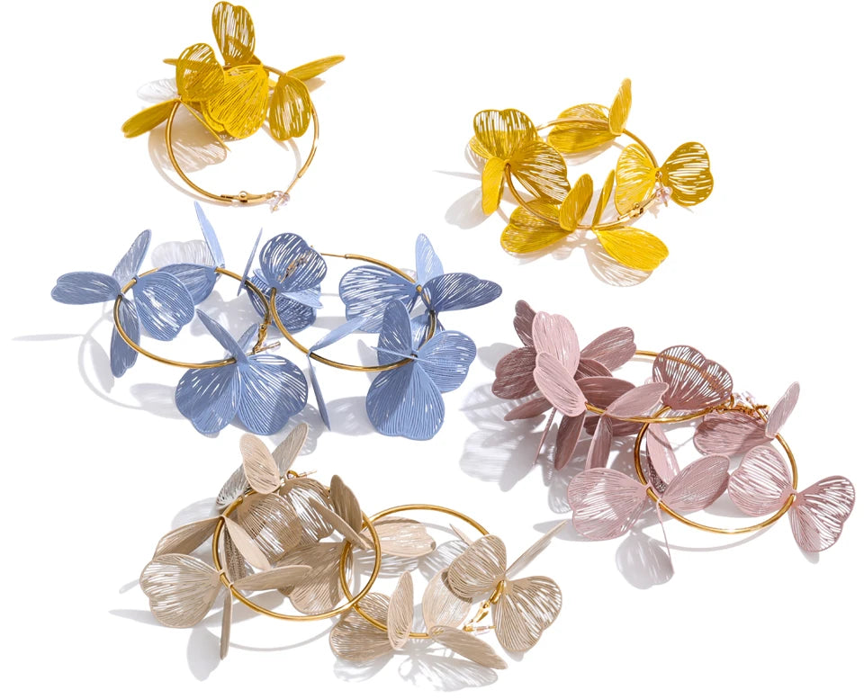 Flower earrings in gold-plated stainless steel.
