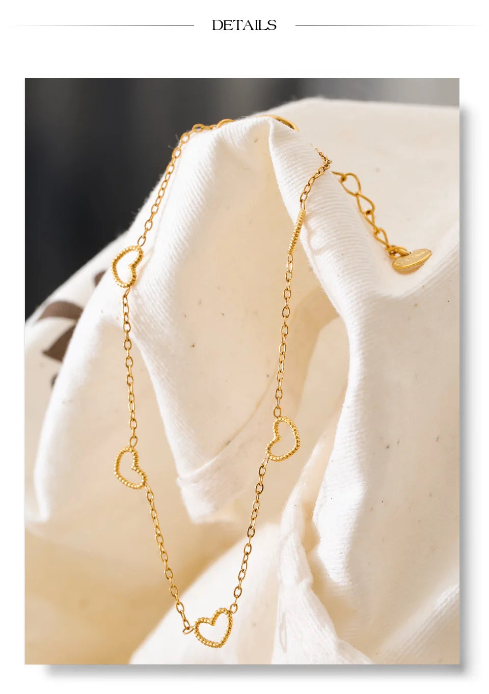 Heart geometric chain necklace in gold-plated stainless steel.