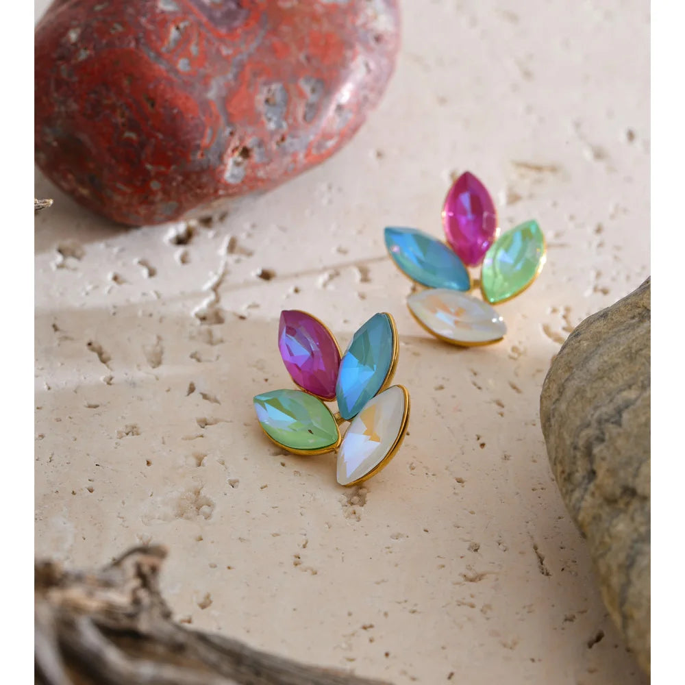 White crystal flower earrings in gold-plated stainless steel with crystal.