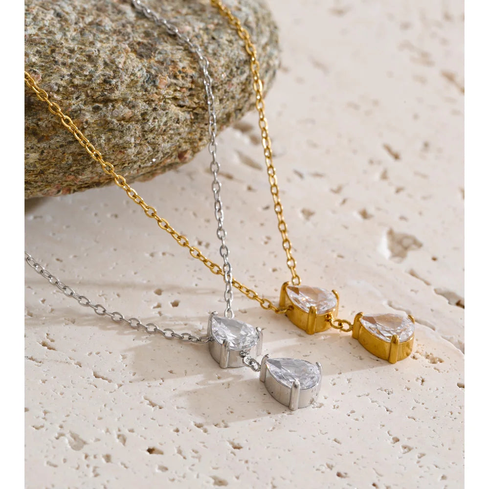 Cubic zirconia geometric necklace in gold-plated stainless steel with cubic zirconia.