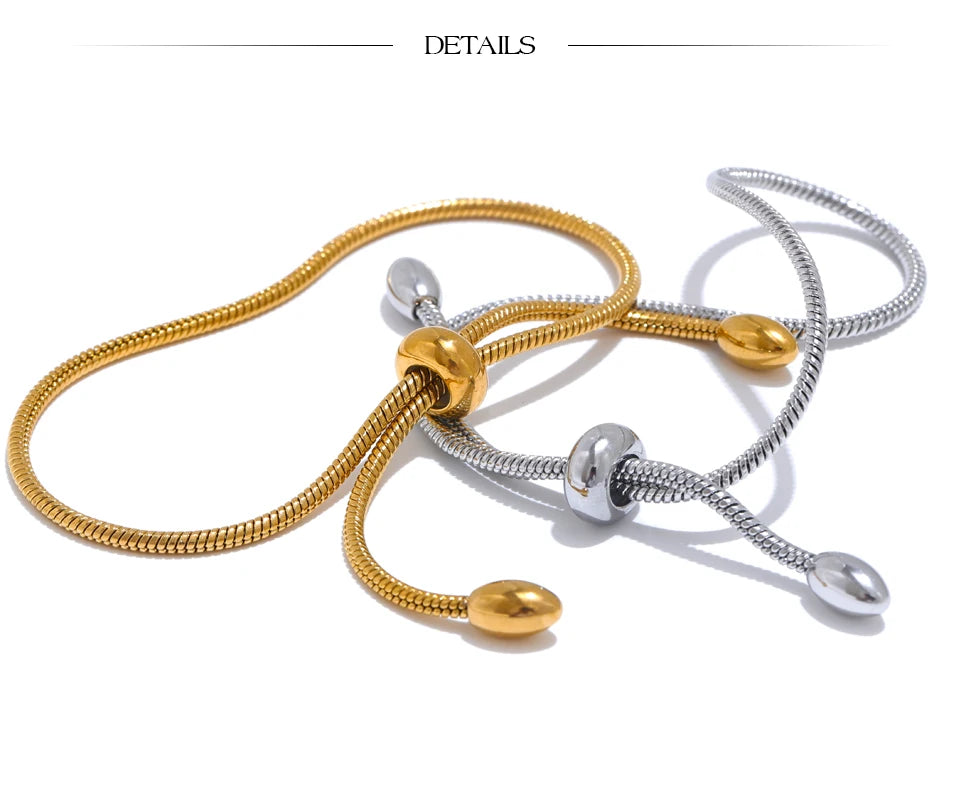 Geometric chain necklace in gold-plated stainless steel.