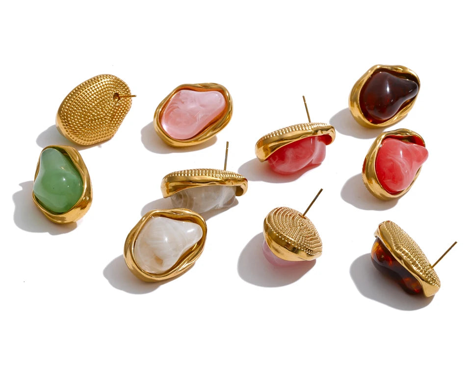 Resin acrylic geometric earrings in gold-plated stainless steel with resin and acrylic.
