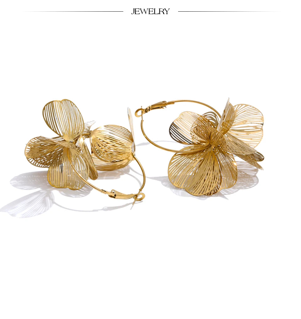 Flower geometric earrings in gold-plated stainless steel.