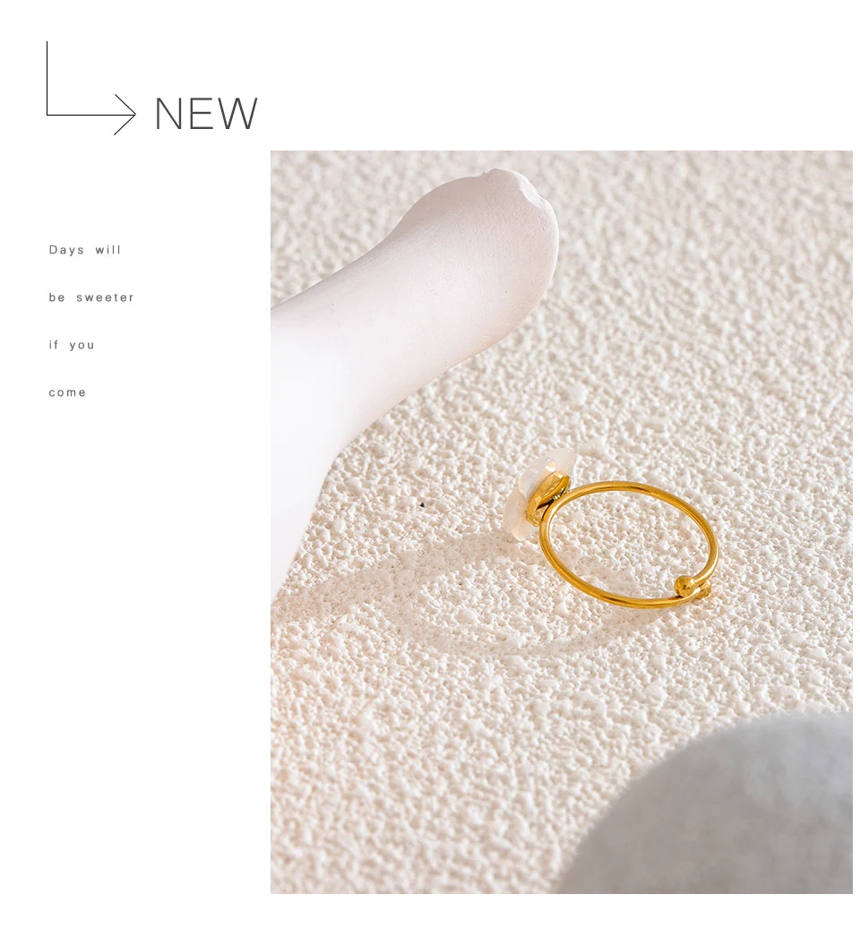 Shell flower geometric ring in 18K gold-plated stainless steel with shell.