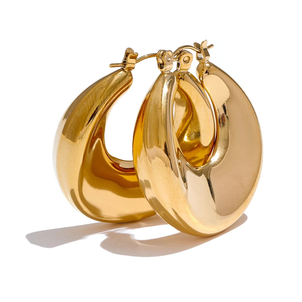 Minimalist geometric earrings in gold-plated stainless steel.