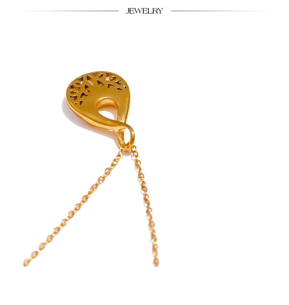 Shell natural stone geometric necklace in gold-plated stainless steel with natural stone and shell.