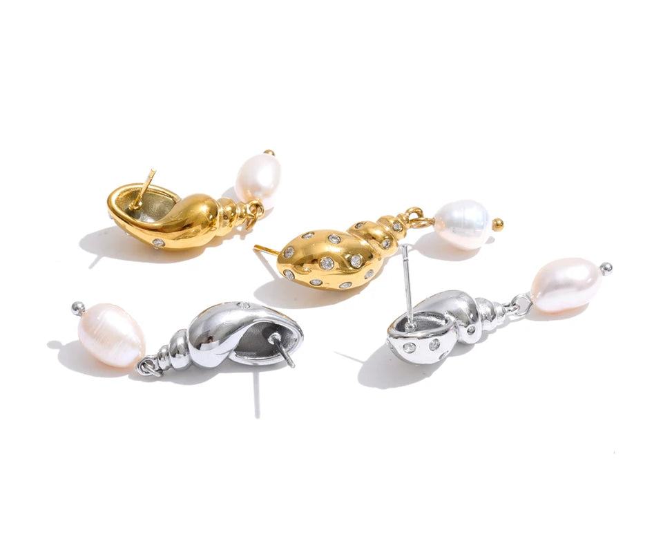 Cubic zirconia freshwater pearl geometric earrings in gold-plated stainless steel with freshwater pearl and cubic zirconia.