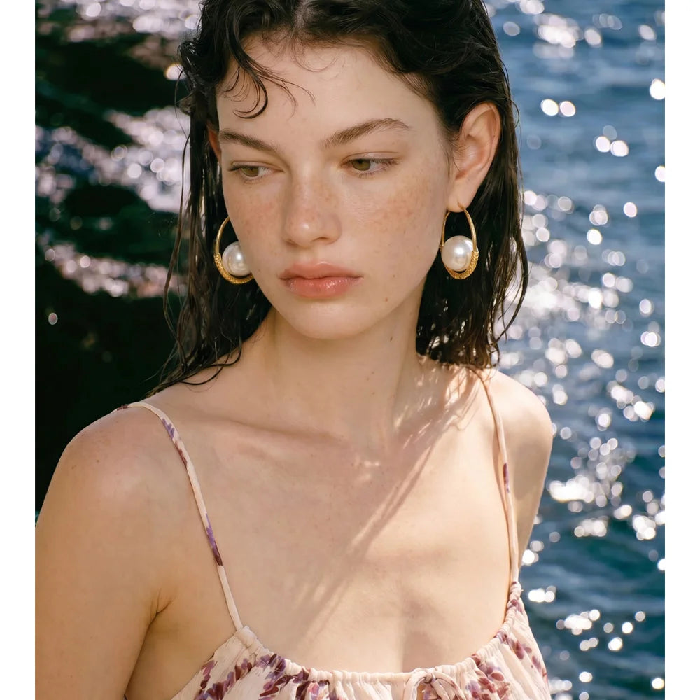 Pearl geometric earrings in gold-plated stainless steel with pearl.