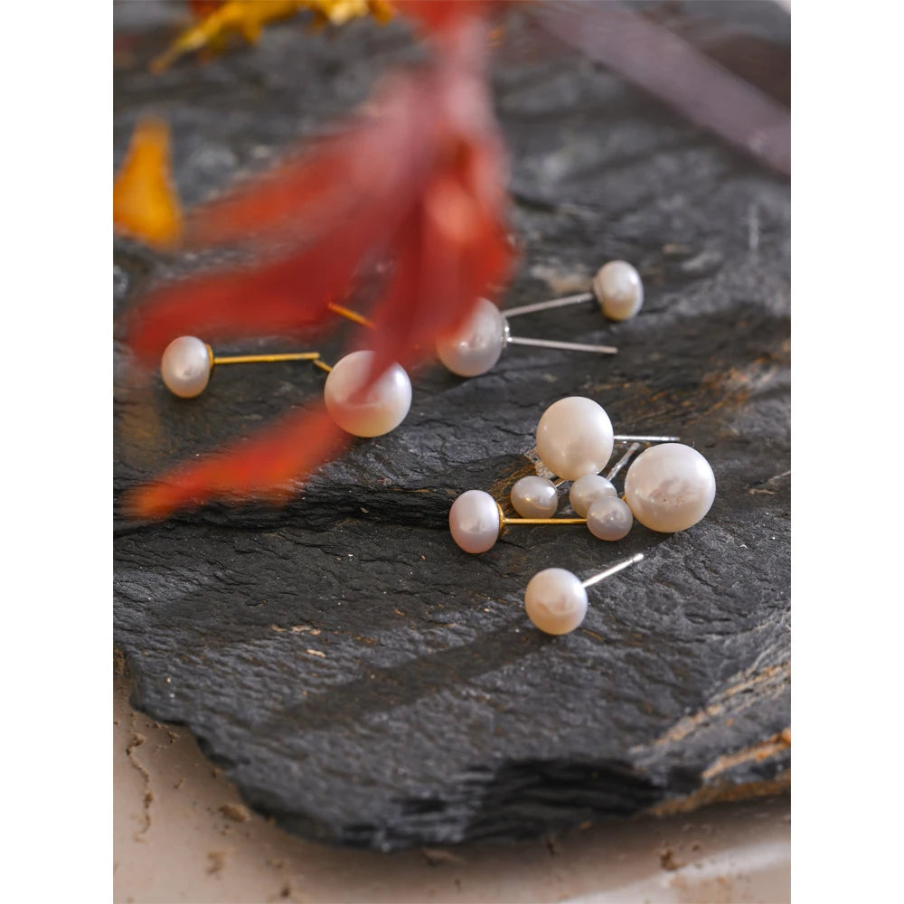 Freshwater pearl geometric earrings in gold-plated stainless steel with freshwater pearl.