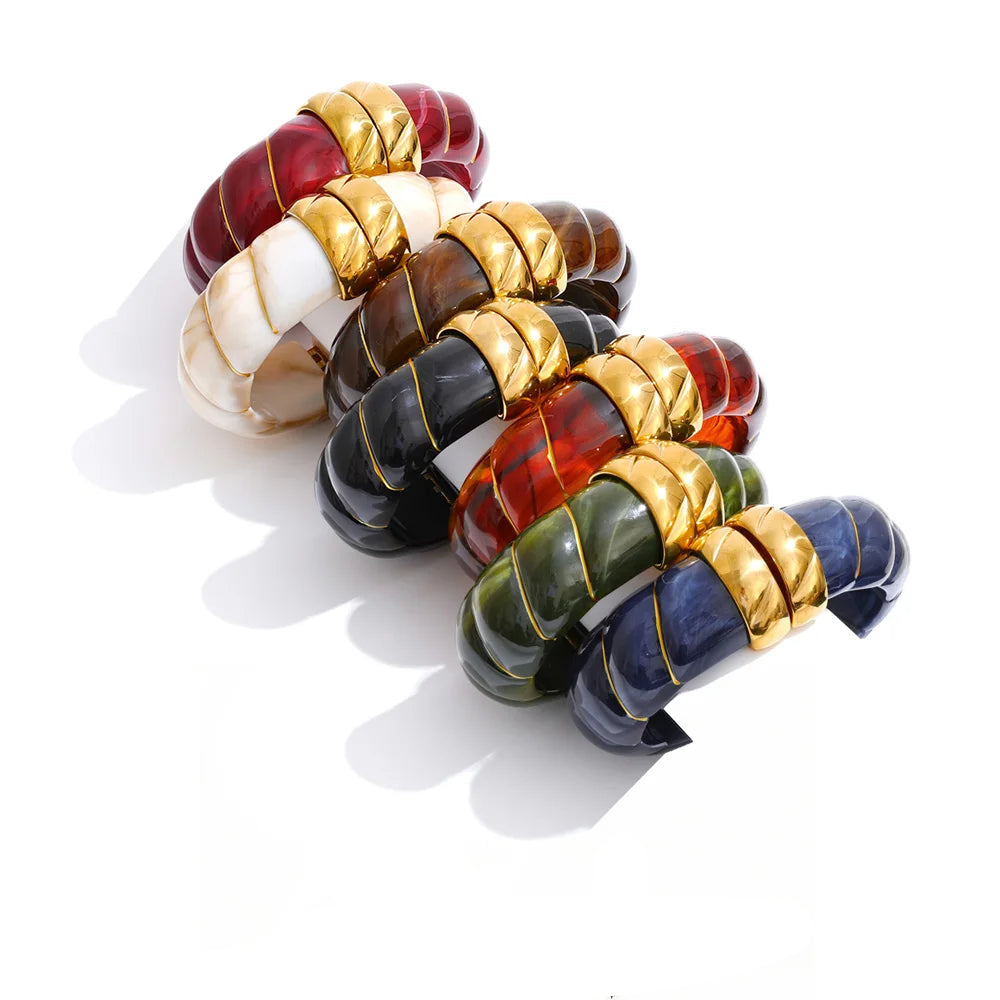 Bracelet made of gold-plated stainless steel with resin and acrylic.
