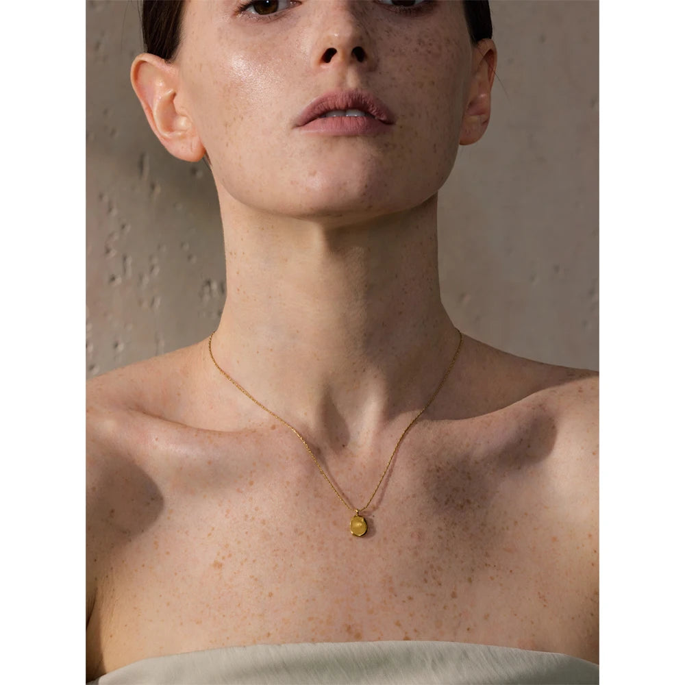 Hammered minimalist geometric necklace in gold-plated stainless steel.