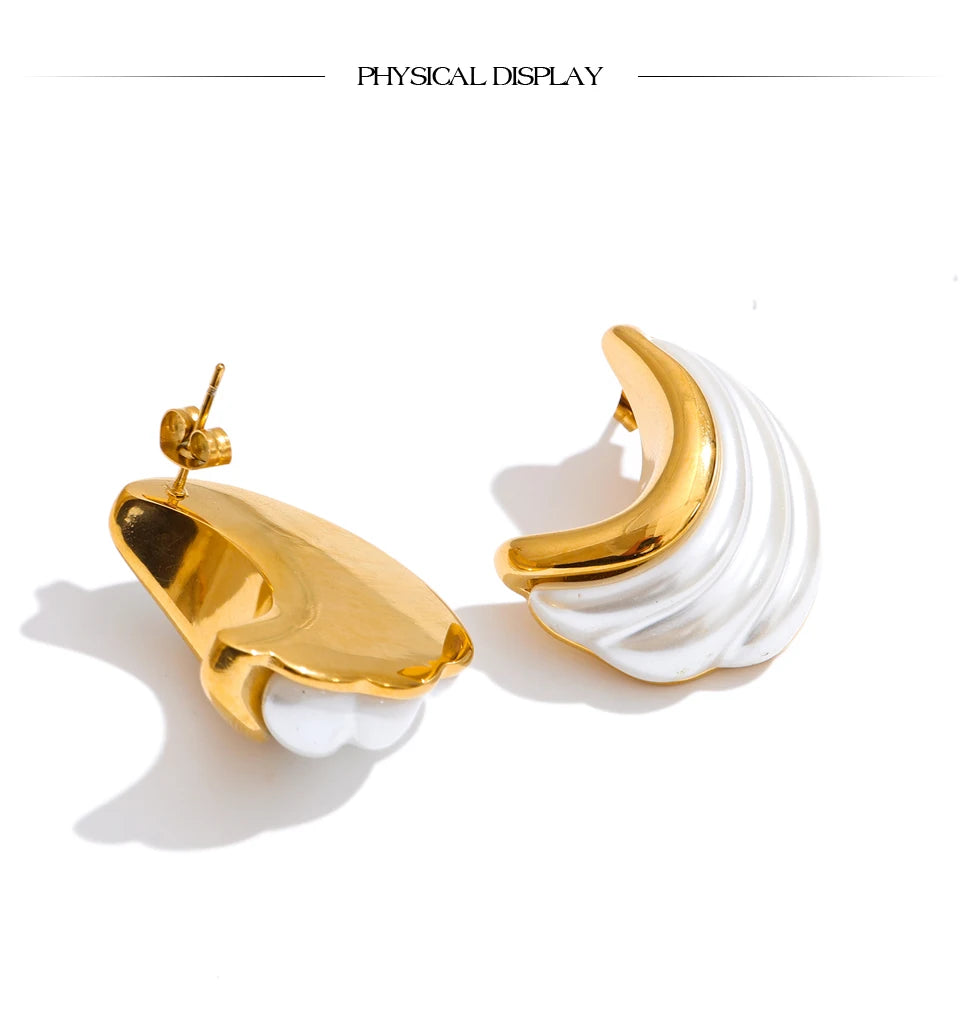 Pearl geometric earrings in gold-plated stainless steel with pearl.