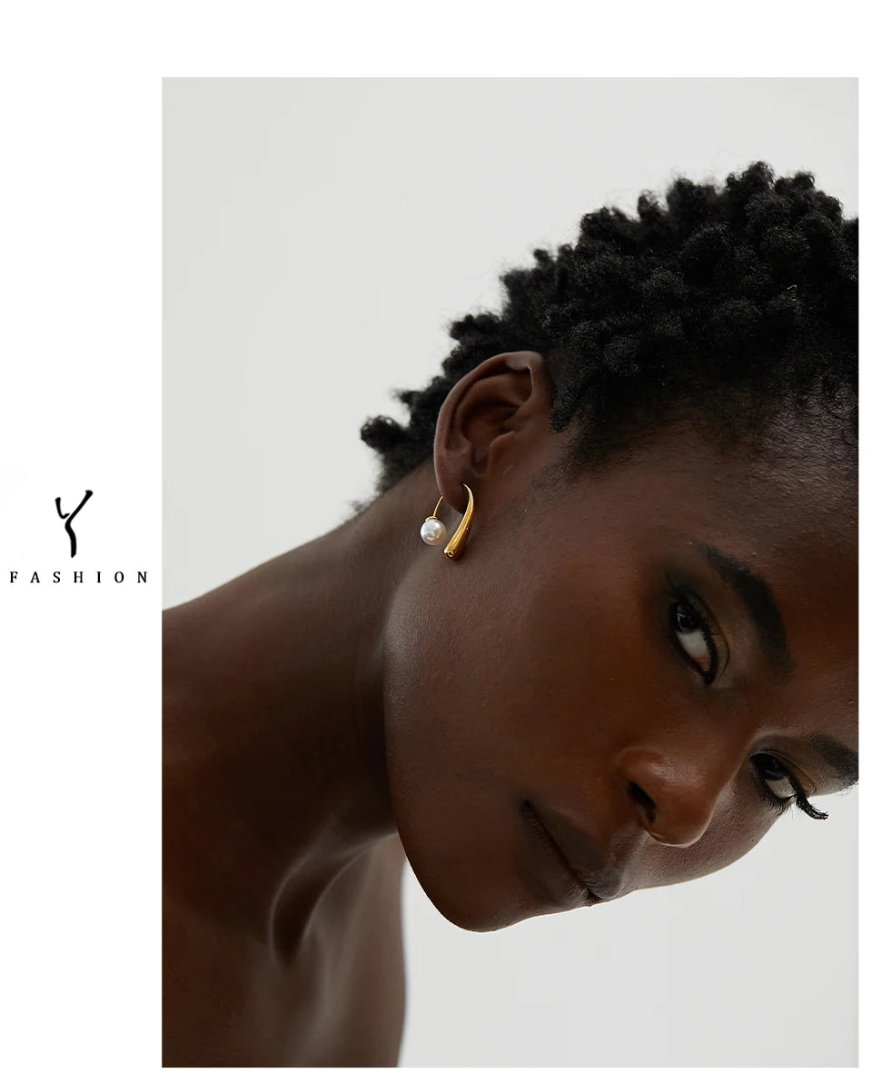 Pearl minimalist geometric earrings in stainless steel with pearl.