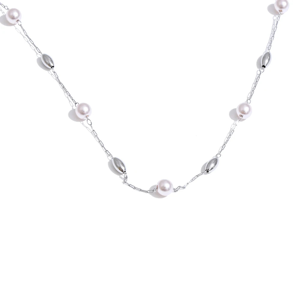 Pearl beaded geometric necklace in gold-plated stainless steel with pearl.