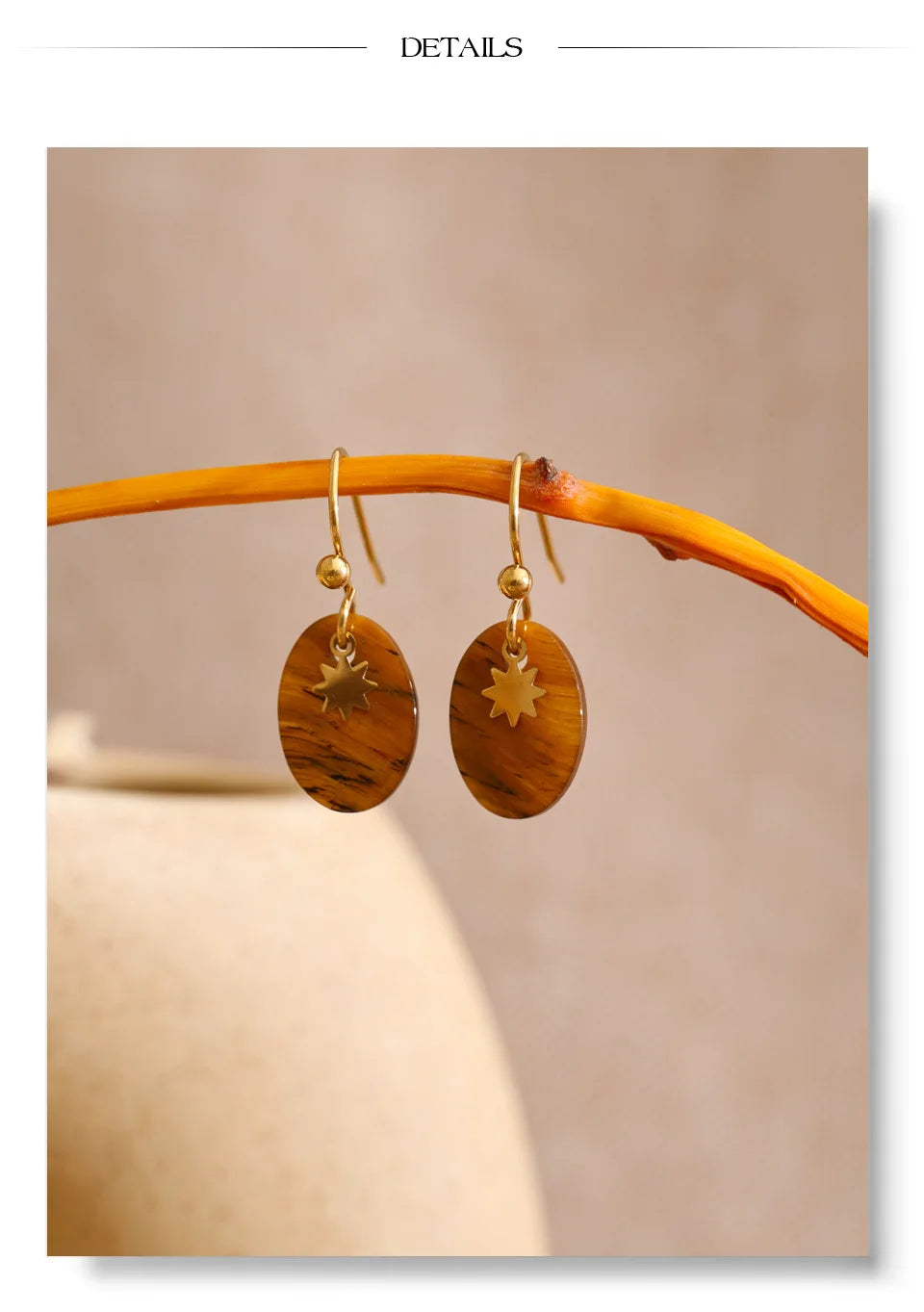 Natural stone geometric earrings in gold-plated stainless steel with natural stone.