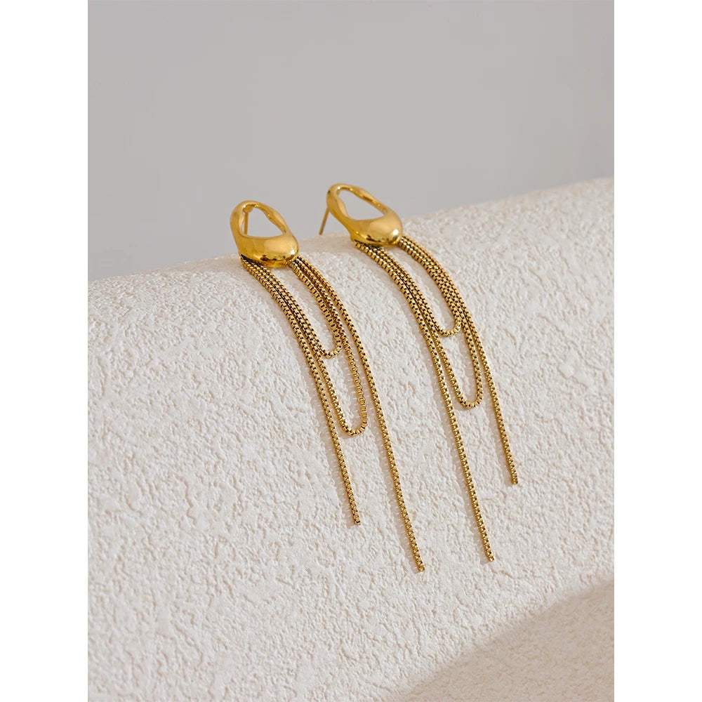Geometric chain earrings in gold-plated 316L stainless steel.