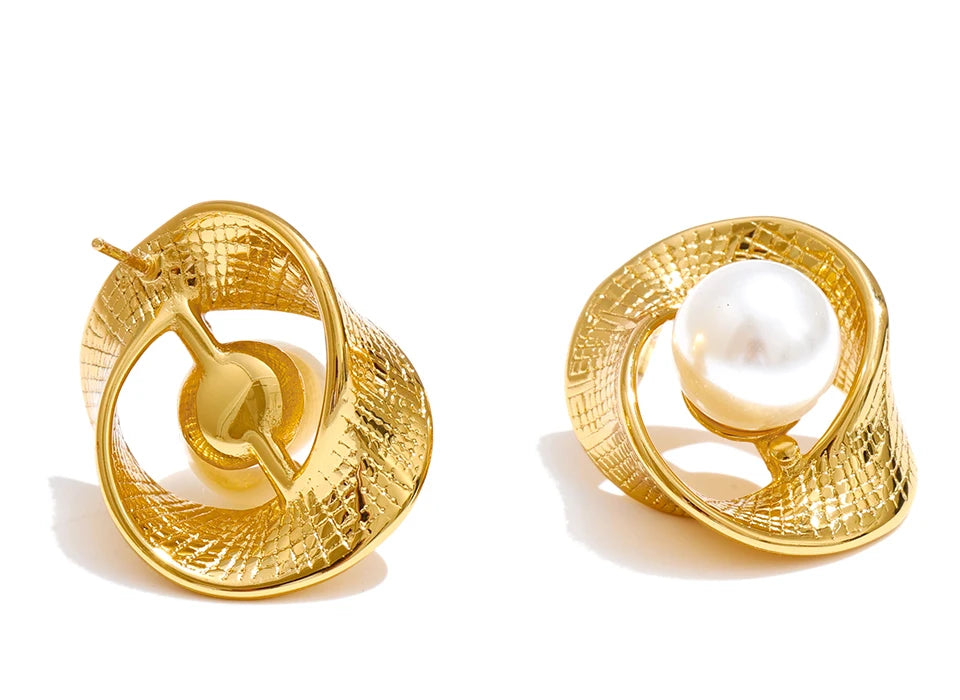Pearl geometric earrings in gold-plated stainless steel with pearl.