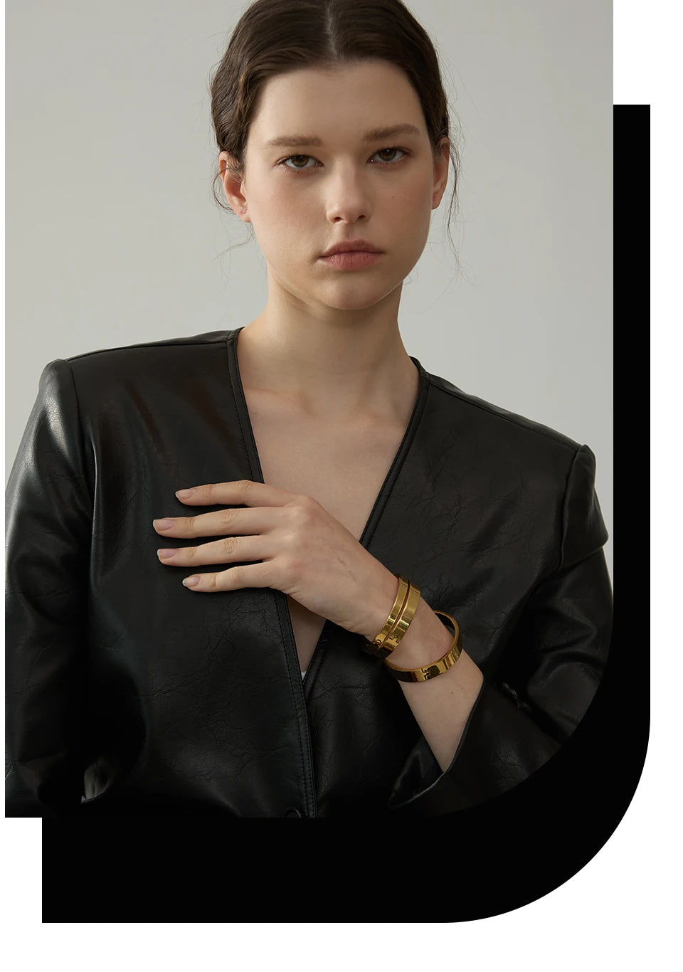 Geometric bracelet in gold-plated stainless steel.