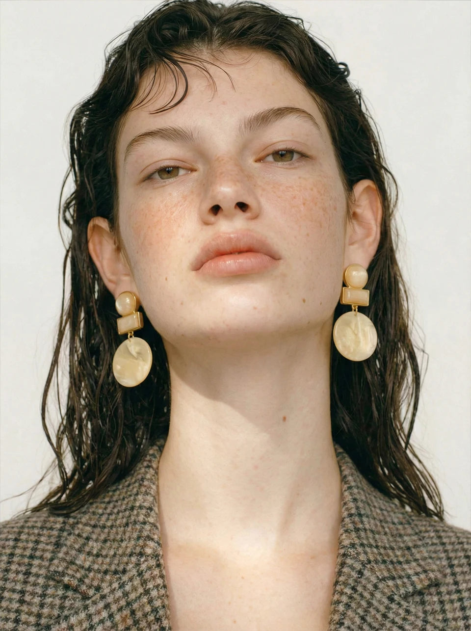 Resin geometric earrings in gold-plated stainless steel with resin.