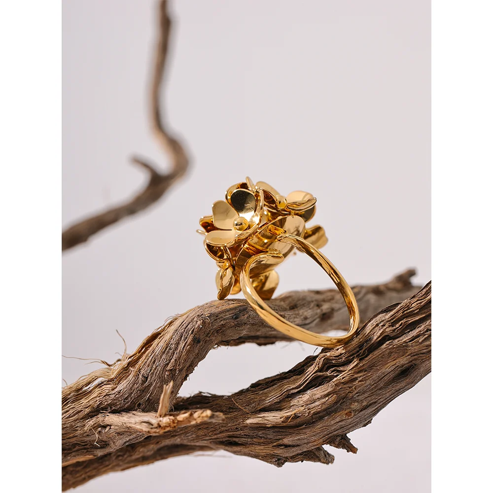 Flower ring in 18K gold-plated stainless steel.