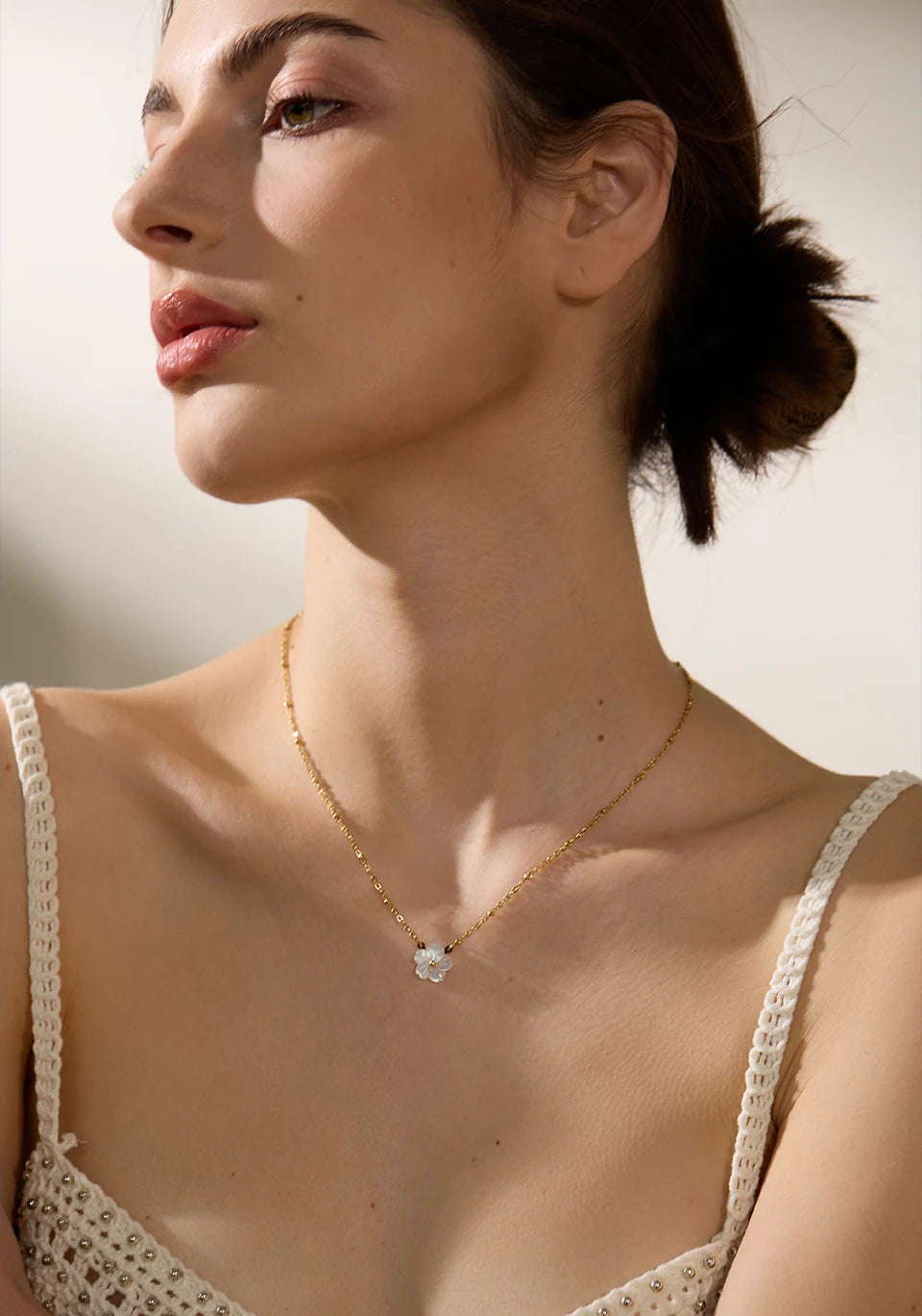 Shell flower chain necklace in gold-plated stainless steel with shell.