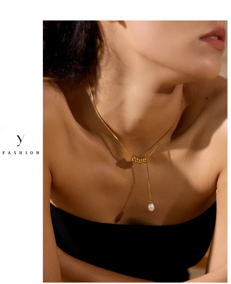 Pearl beaded geometric necklace in gold-plated stainless steel with pearl.