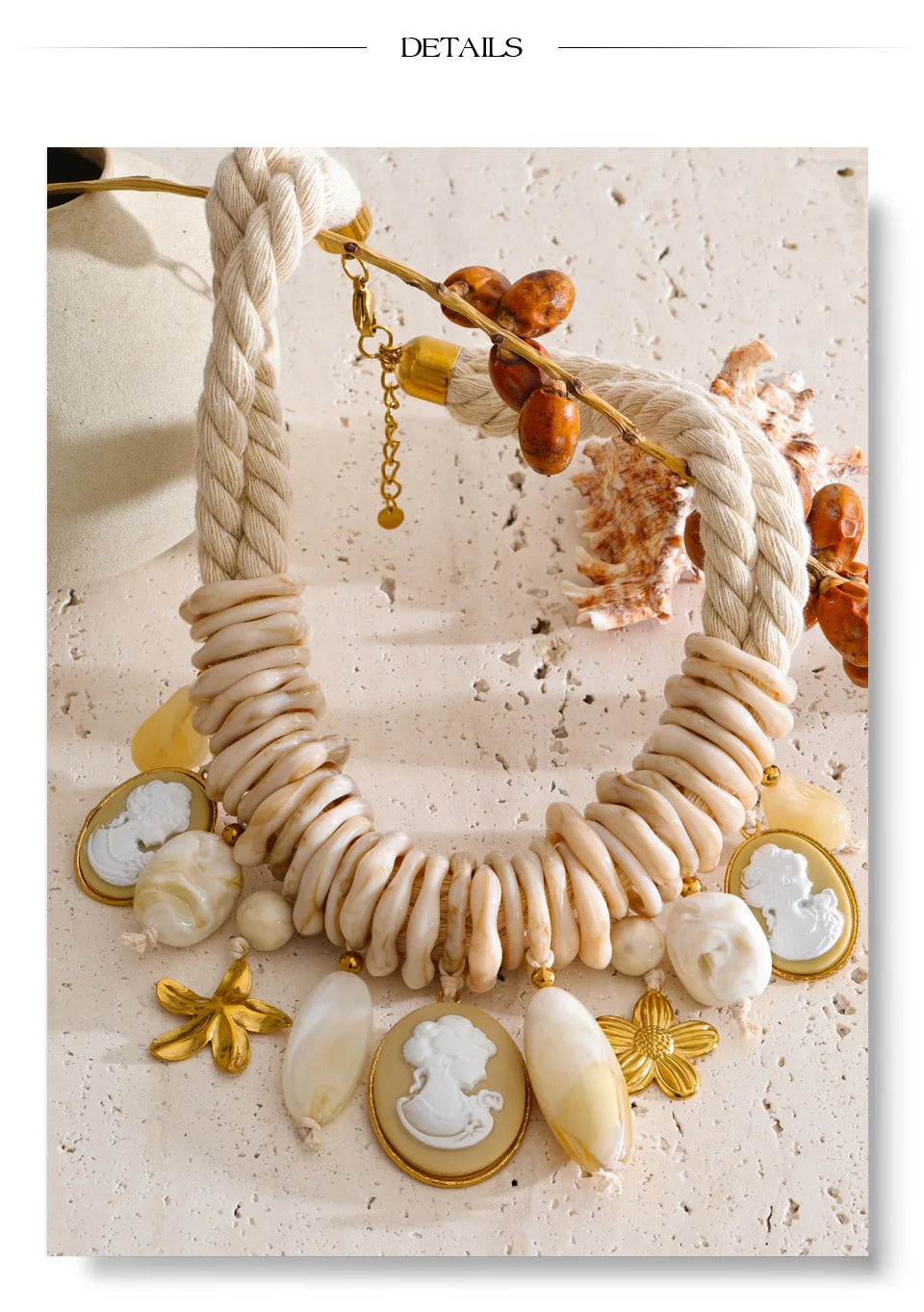 Resin flower geometric necklace in gold-plated stainless steel with resin.