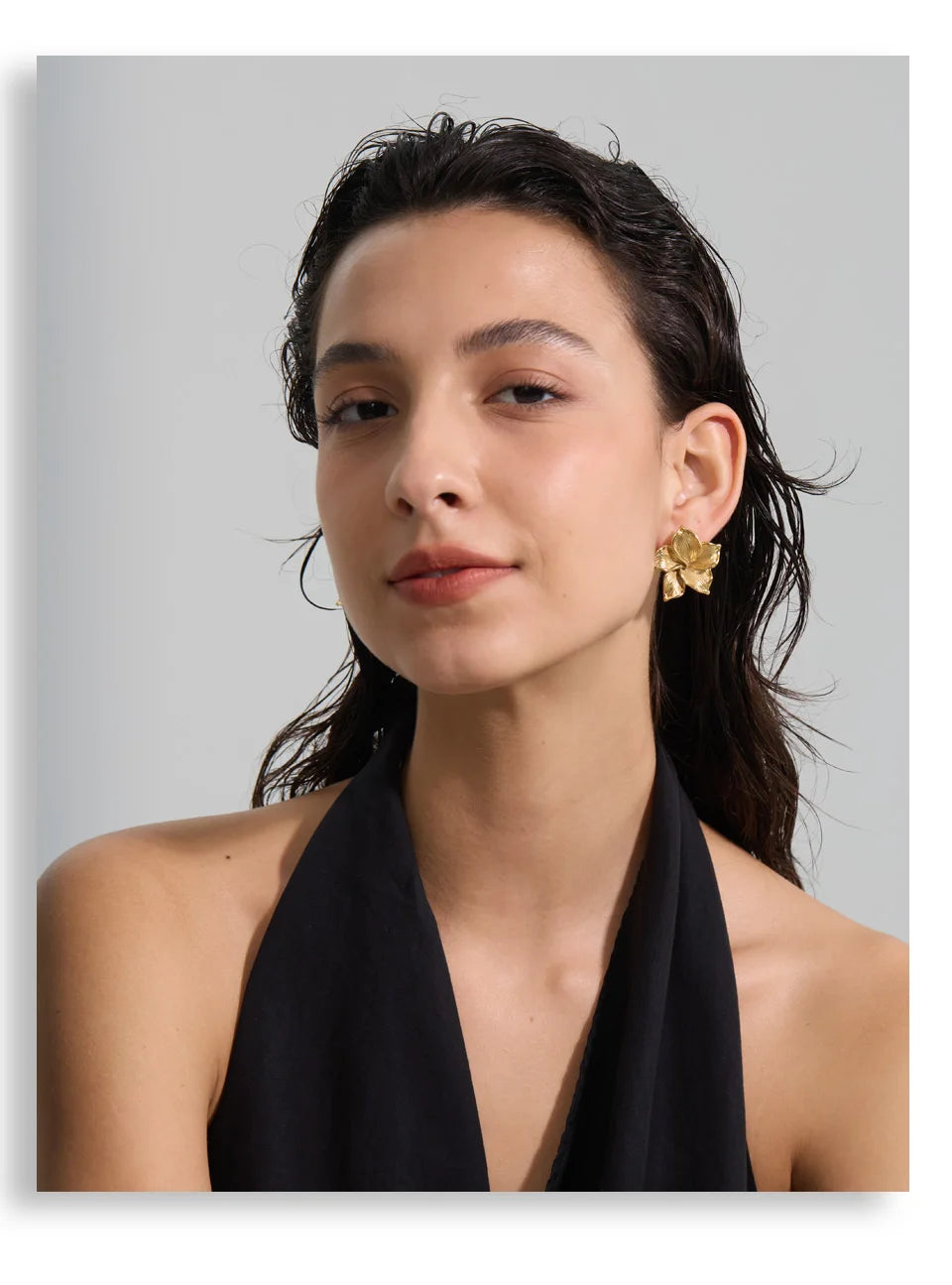 Flower earrings in gold-plated stainless steel.