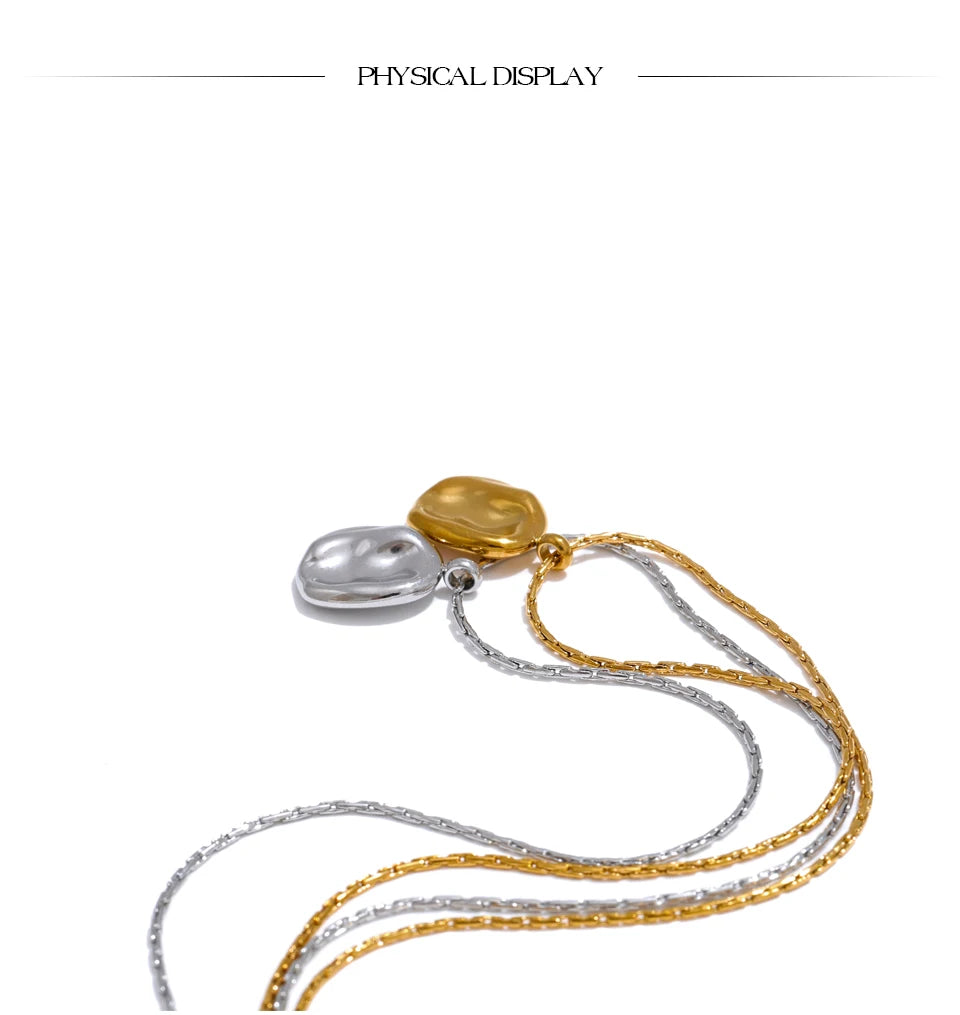 Hammered minimalist geometric necklace in gold-plated stainless steel.