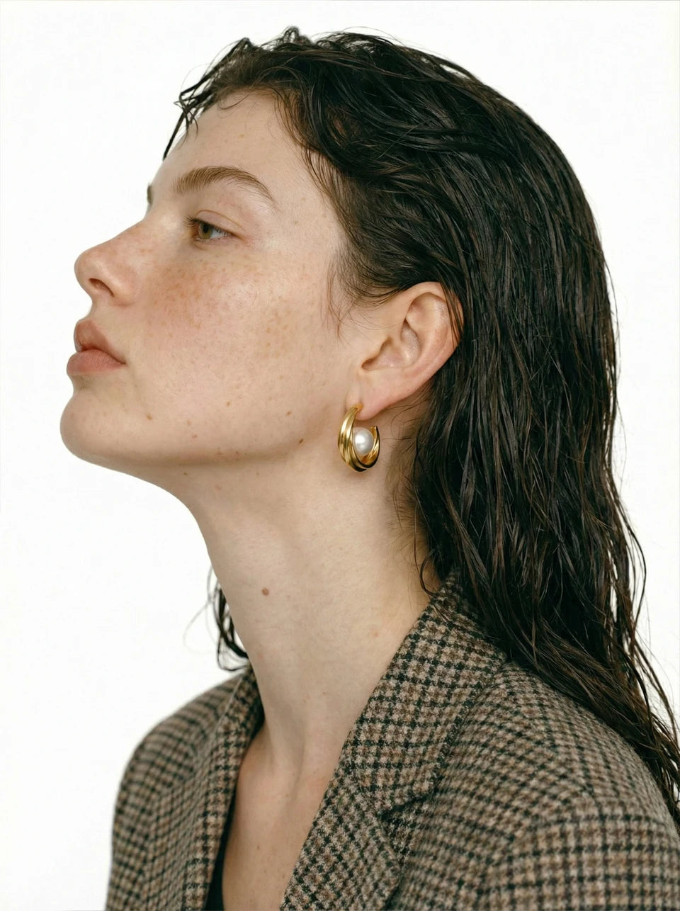 Pearl geometric earrings in gold-plated stainless steel with pearl.