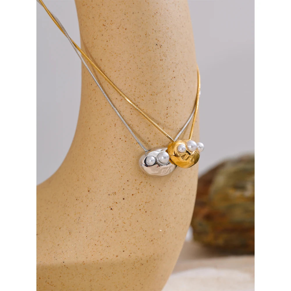 Pearl geometric necklace in gold-plated stainless steel with pearl.