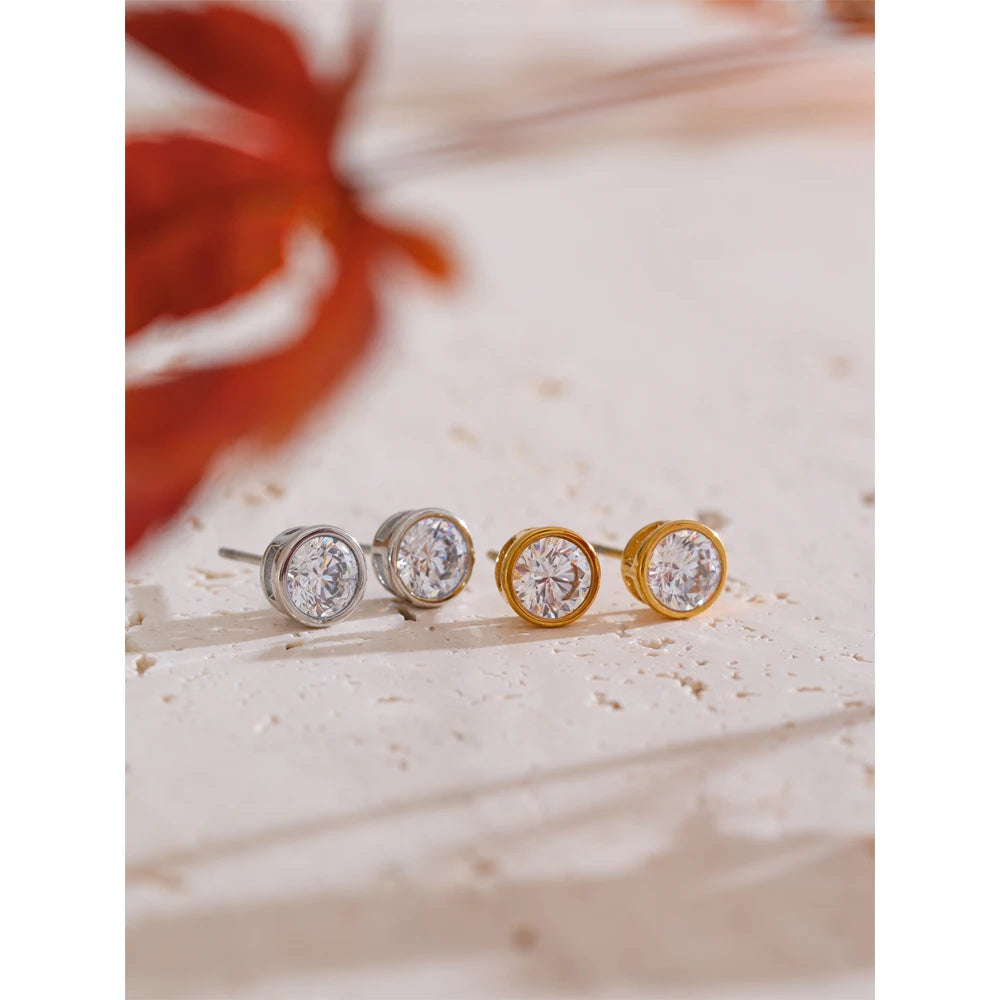 Cubic zirconia geometric earrings in gold-plated stainless steel with cubic zirconia.