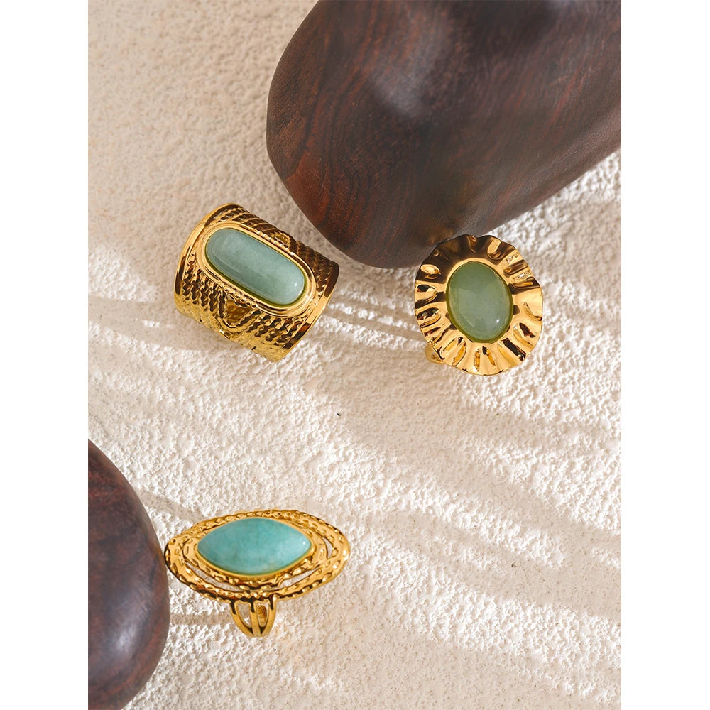 Green natural stone geometric ring in 18K gold-plated stainless steel with natural stone.