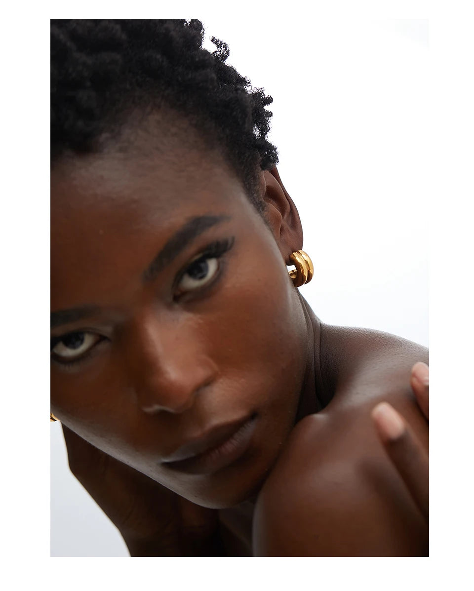 Minimalist geometric earrings in gold-plated stainless steel.