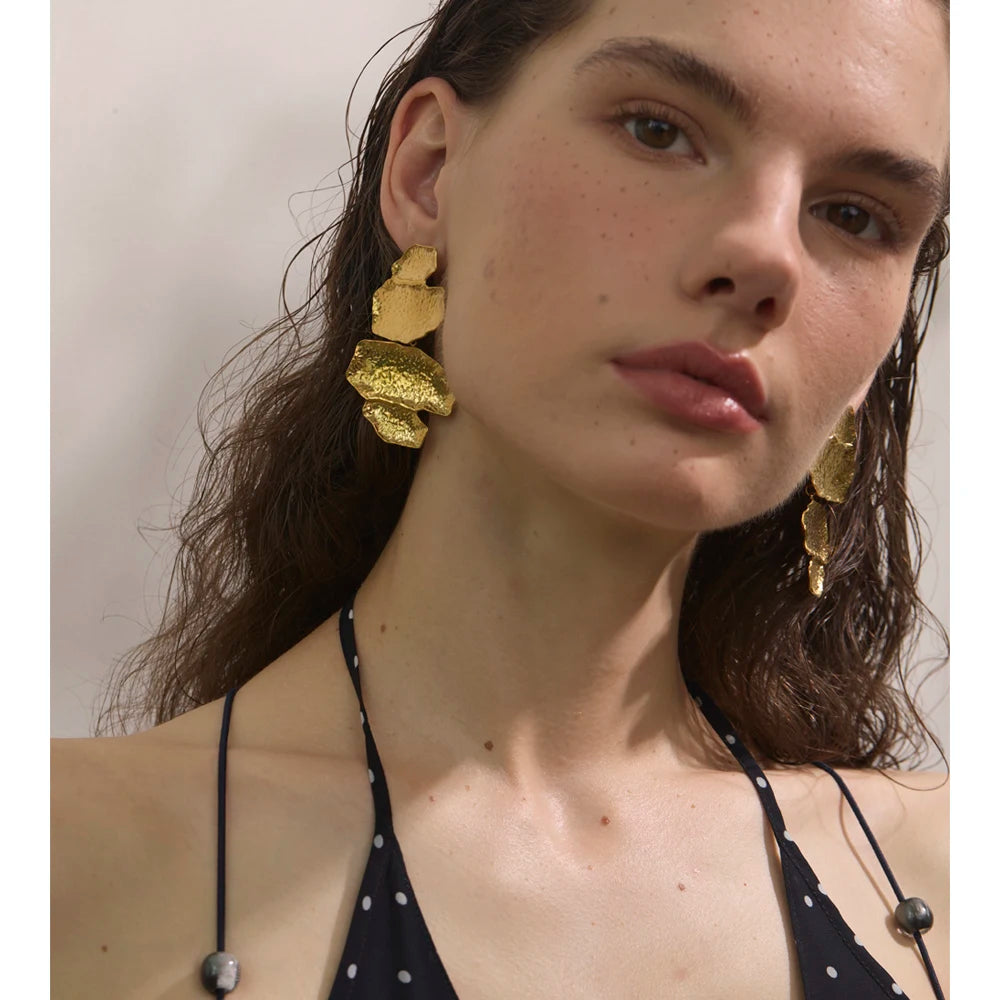 Hammered geometric earrings in gold-plated stainless steel.