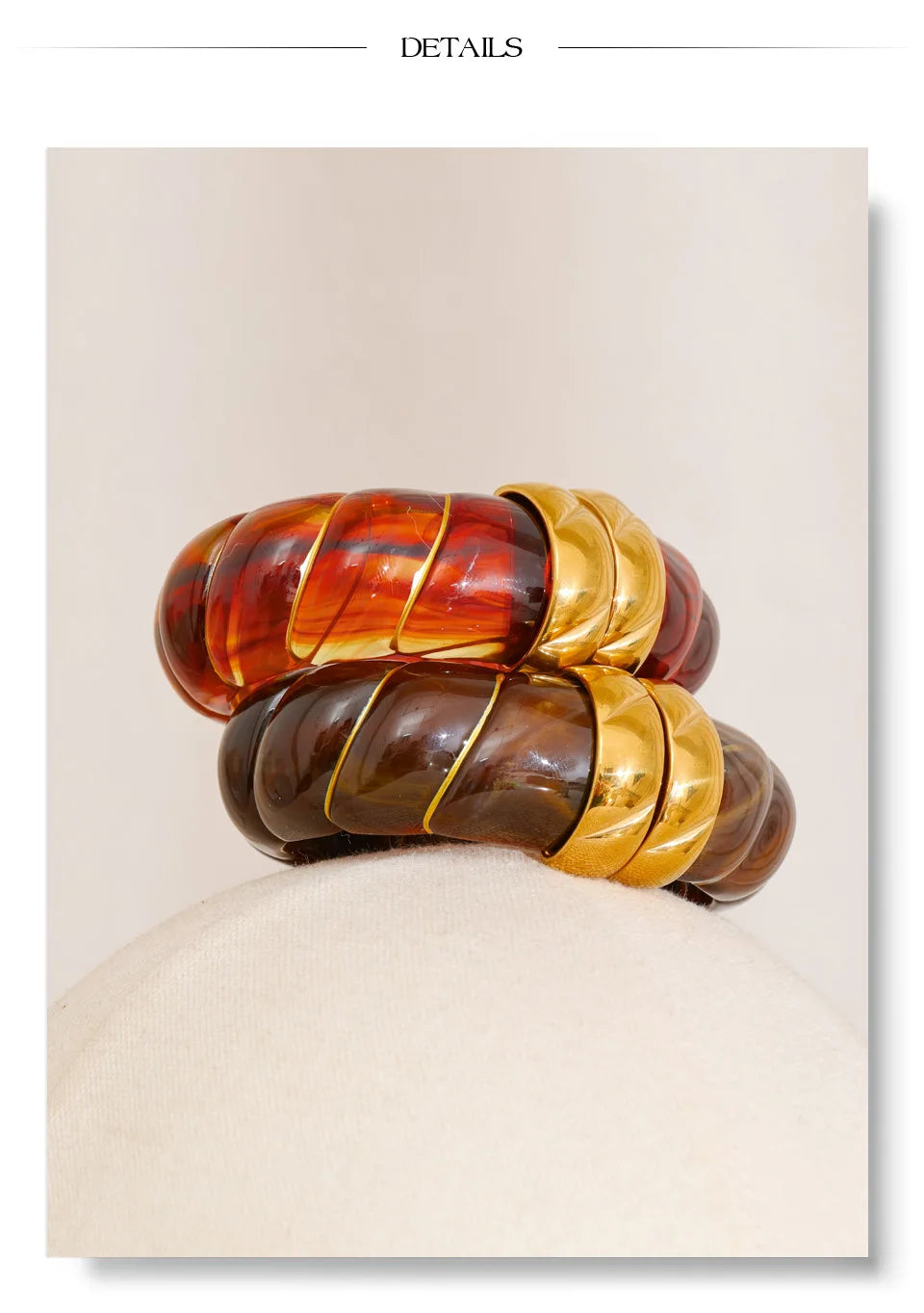 Resin acrylic multi-color bracelet in gold-plated stainless steel with resin and acrylic.