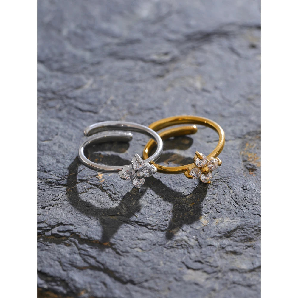 Cubic zirconia flower ring in gold-plated stainless steel with cubic zirconia.