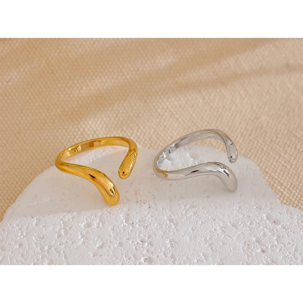 Minimalist geometric ring in gold-plated stainless steel.