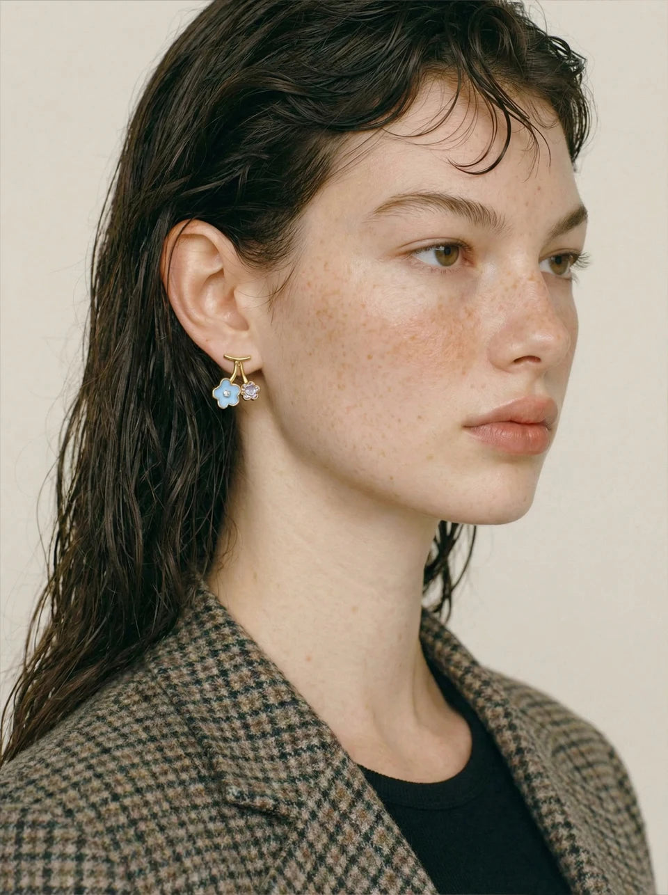 Pearl enamel flower earrings in gold-plated stainless steel with pearl and enamel.