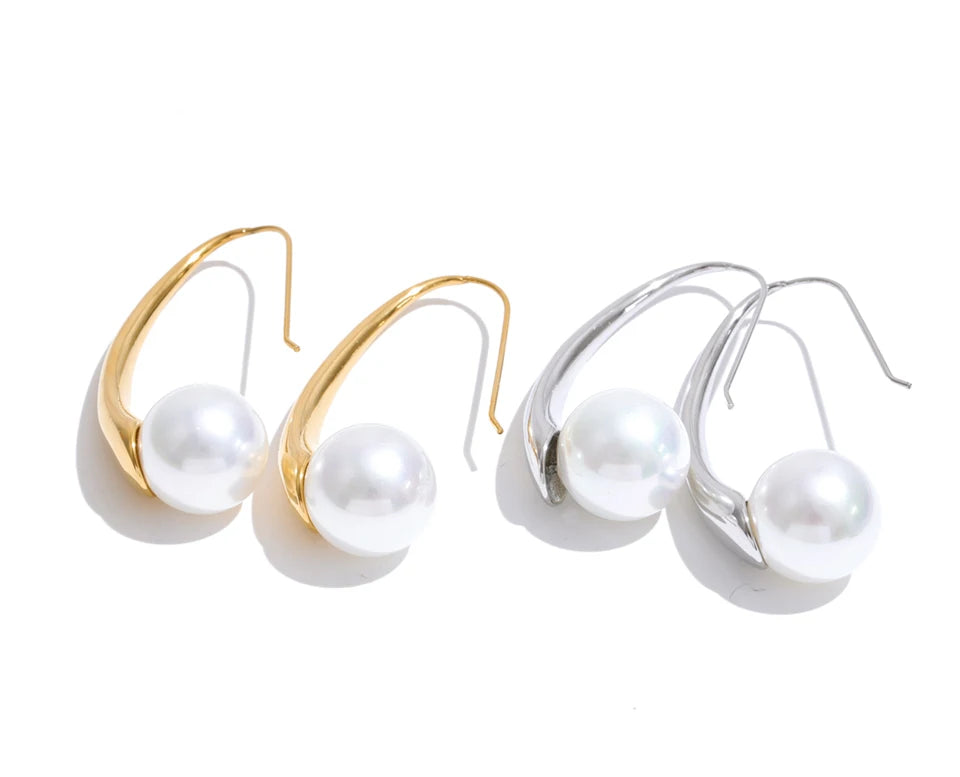 Pearl geometric earrings in gold-plated stainless steel with pearl.