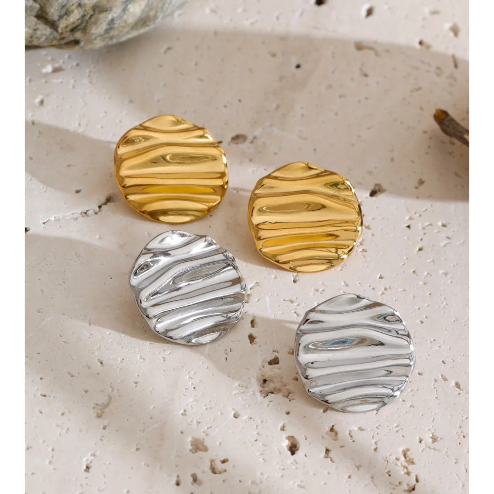Geometric earrings in gold-plated stainless steel.