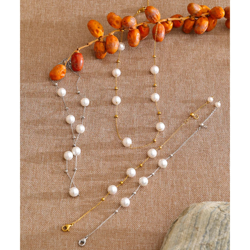 Pearl beaded geometric necklace in gold-plated stainless steel with pearl.